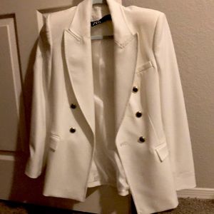 Gorgeous white Zara blazer. Worn once, like new. Xs but fits more like a small.